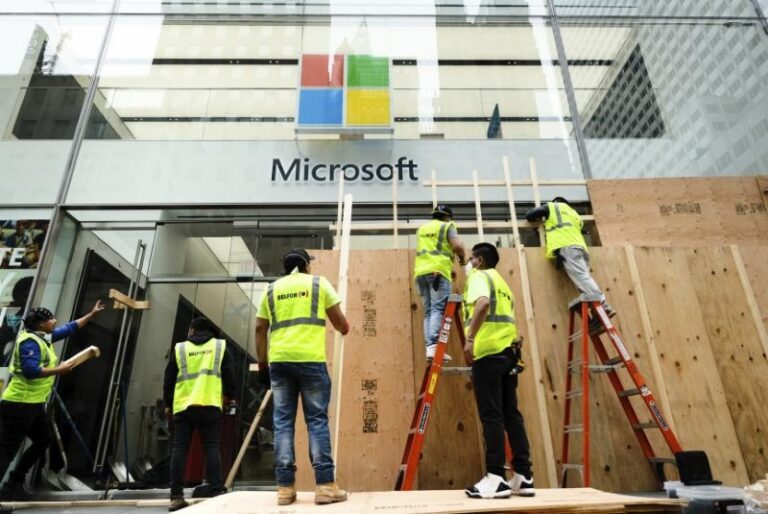 BUSINESS: H Microsoft κλείνει οριστικά τα καταστήματά της