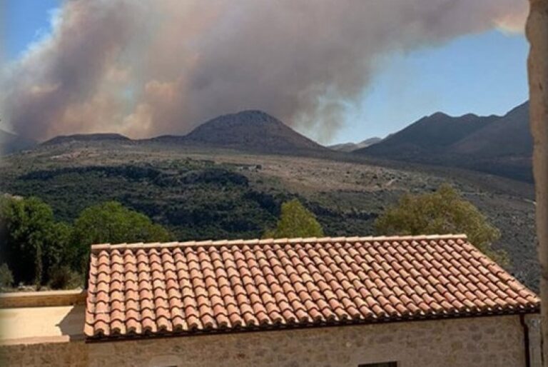 ΜΑΝΗ: Μαίνεται η μεγάλη φωτιά, εκκενώθηκαν 5 οικισμοί