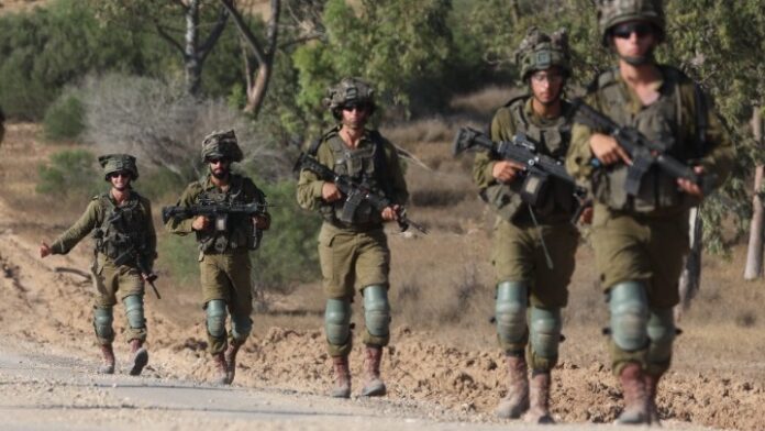 w18-164139IsraelisoldierspatrolalongtheborderwiththeGazaStrip28852656