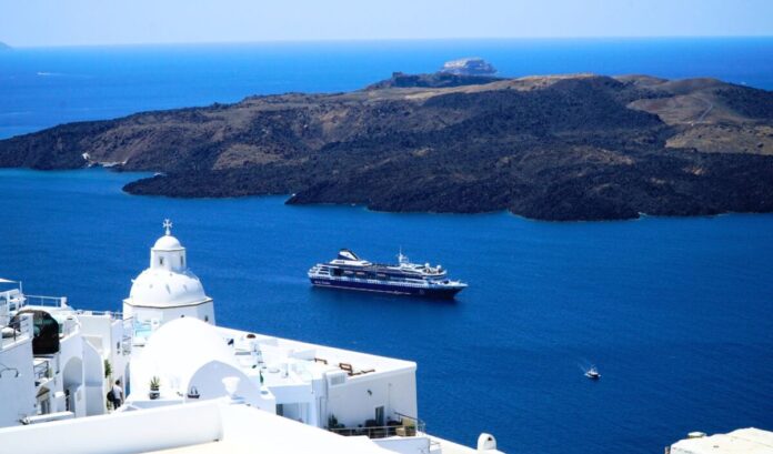 krouziera-santorini-e1742725104537
