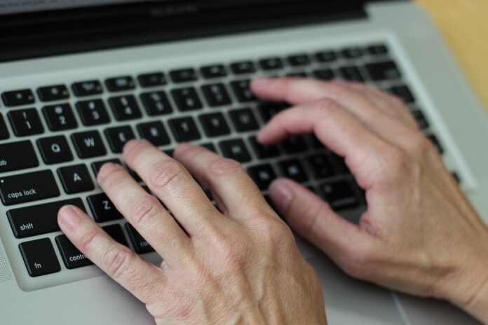 hands-on-keyboard-2148723-1280