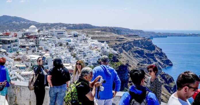 touristes-santorini-eurokinissi-1200x630-1