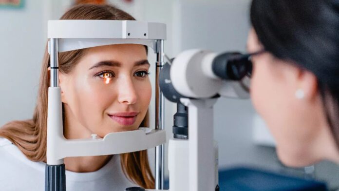 doctor_eyes_examination_-1565916823