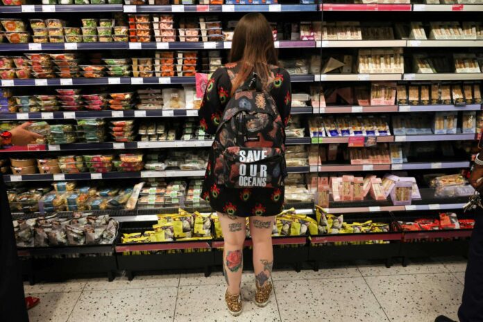plithorismos_supermarket_vretania_reuters-scaled-1